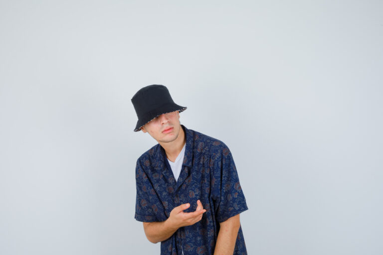 Casquette ou Bob : quel couvre-chef adopter selon votre style ?